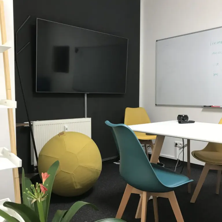 Besprechungsecke mit Bildschirm, Whiteboard und Sitzball