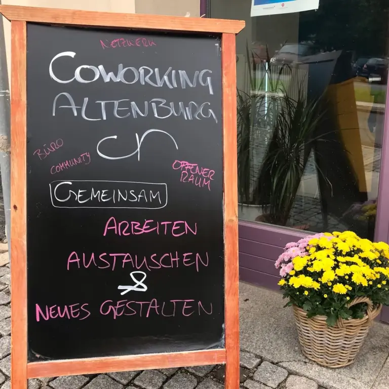 Kreidetafel vor dem Eingang: Coworking Altenburg – gemeinsam arbeiten, austauschen, Neues gestalten