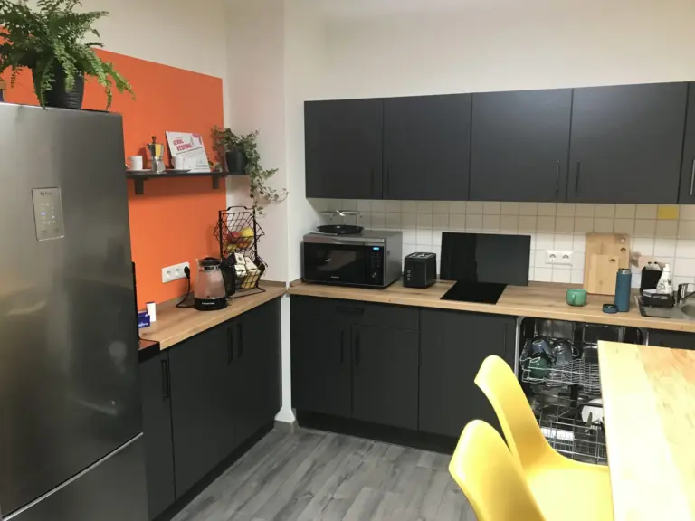 Gemeinschaftsküche mit Kaffeemaschine im Coworking Space Altenburg